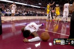 足球直播在线观看-圣安东尼奥马刺横扫BLG，恩比德打出惊人五杀宿敌对决季后赛，留下经典瞬间的简单介绍