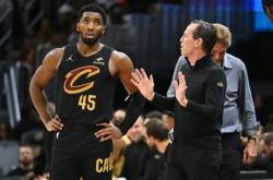 足球直播在线观看免费-国王翻盘快船，米切尔统治全场的简单介绍